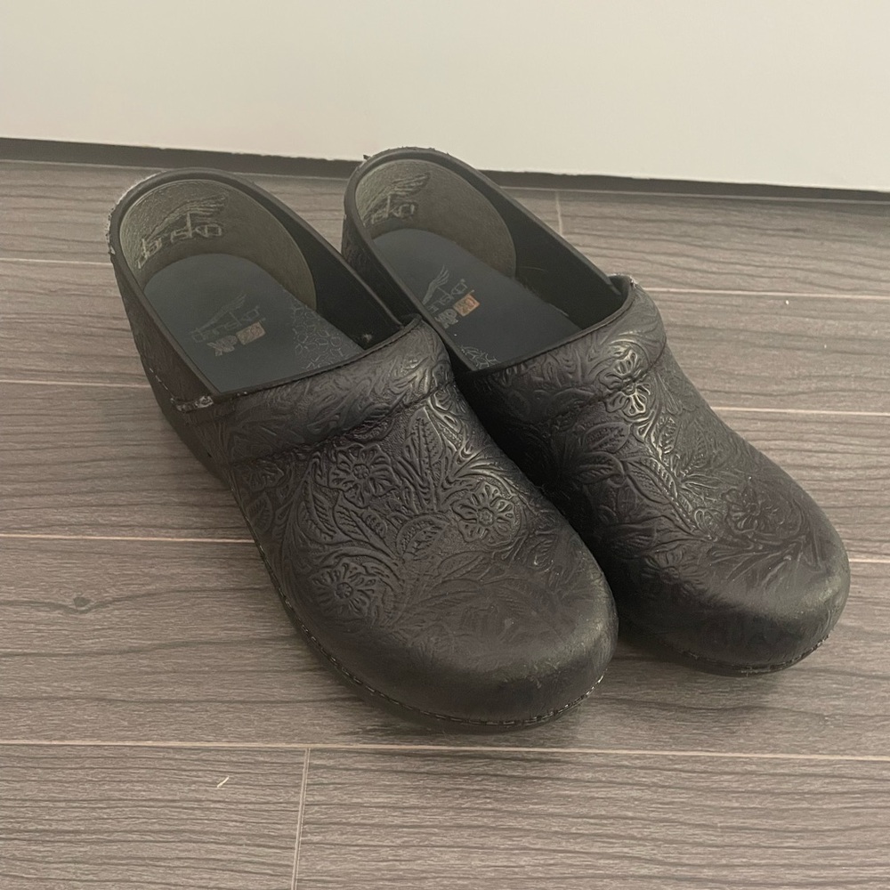 Dansko XP 2.0 Grey Floral Tooled Clogs. Size: 37 Width: Medium